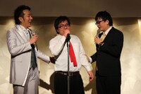 上京前後のYes!アキト（中央）。