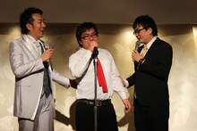 上京前後のYes!アキト（中央）。