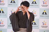 自ら考案したゴーグル型の拷問器具の説明をするダブルブッキング川元。