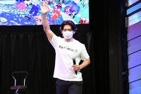 「責任者です！」と登場したマヂカルラブリー・野田クリスタル。