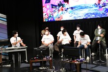 ガーリィレコード高井（右端）の自己紹介中に巻きの合図を出すマヂカルラブリー・野田クリスタル（左端）。