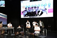 「みんなのつり革」をプレイする様子。