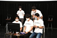 1つの画面を4人で覗くさまは子供の頃のよう。