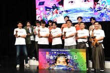 「スーパー野田ゲーWORLD」発売記念記者会見に出席した（前列左から）囲碁将棋、マヂカルラブリー、すゑひろがりず。（後列左から）ガーリィレコード、ふぇぐ、Keisuke3、きょうま、田口尚平アナウンサー。