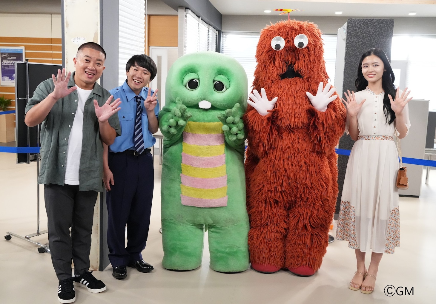 コント「見ちゃう」に出演する（左から）チョコレートプラネット松尾、ハナコ秋山、ガチャピン、ムック、古畑星夏。(c)フジテレビ
