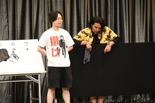 舞台上でパンツを脱ぐ見取り図・盛山（右）と、客席から見えないようガードマンのように立っている見取り図リリー（左）。