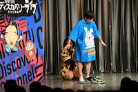 おいでやす小田にパンツを穿かせる見取り図・盛山。