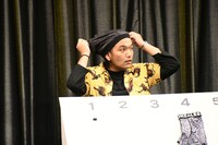 パンツを被って高級かどうか確かめる見取り図・盛山。