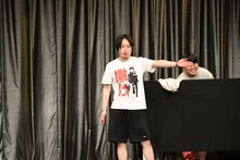 ほかの3人がパンツを穿く時間をつなぐ見取り図リリー。