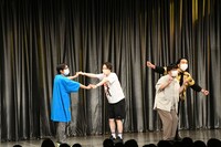 「ミトリズ組体操」でレインボーブリッジを表す一同。