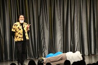 「ミトリズ組体操」で蚊取り線香を表す一同。