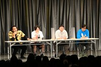 「AVクイズ」に真剣に取り組む一同。