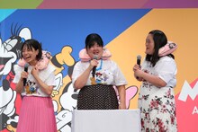 「ディズニー TSトラベルピロー」を霜降り明星から贈られた、ぼる塾。(c)Disney