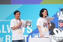 「吉本なんでやねん サガラポーチ」をぼる塾から贈られた霜降り明星。(c)Disney