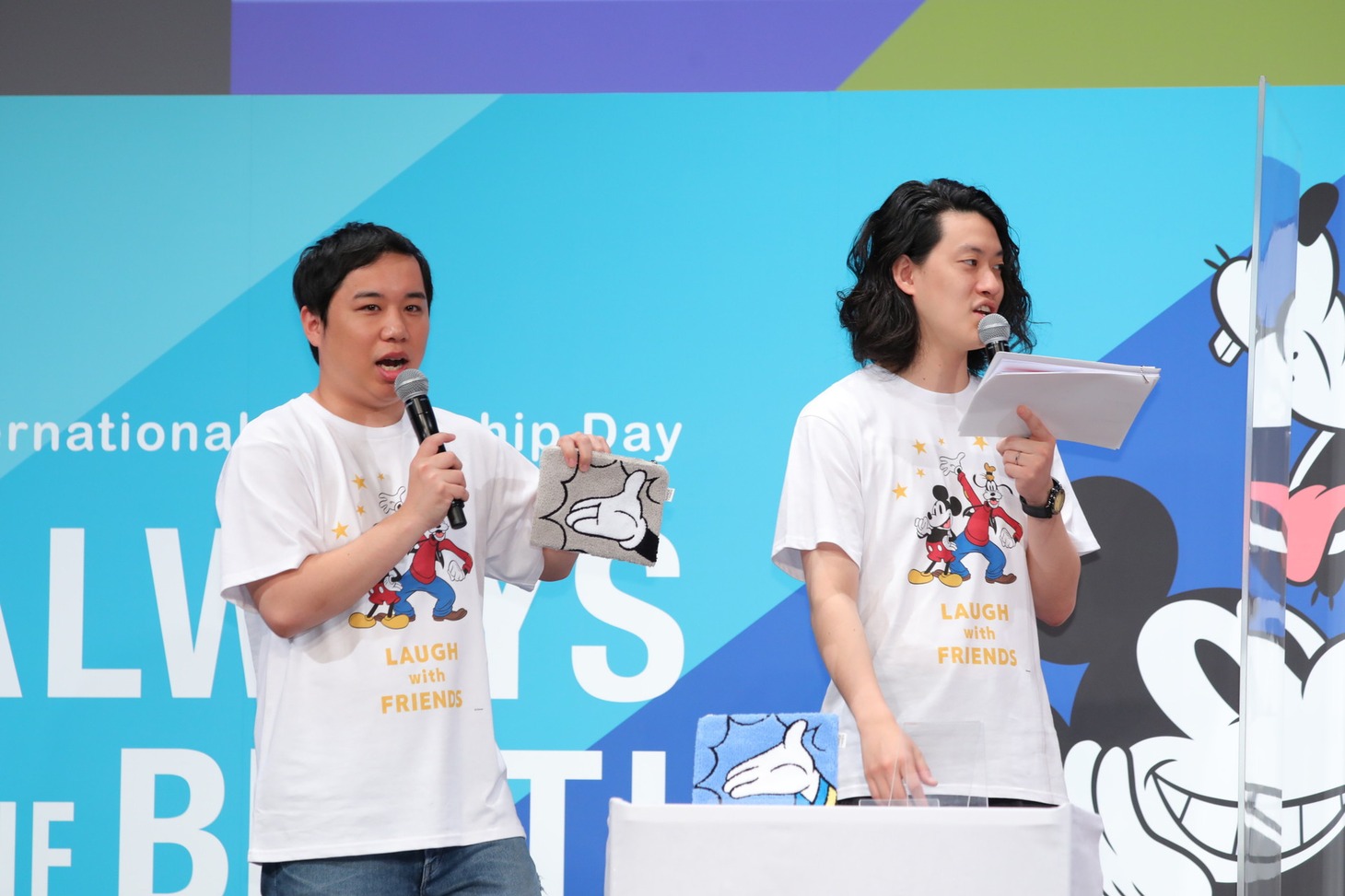 「吉本なんでやねん サガラポーチ」をぼる塾から贈られた霜降り明星。(c)Disney