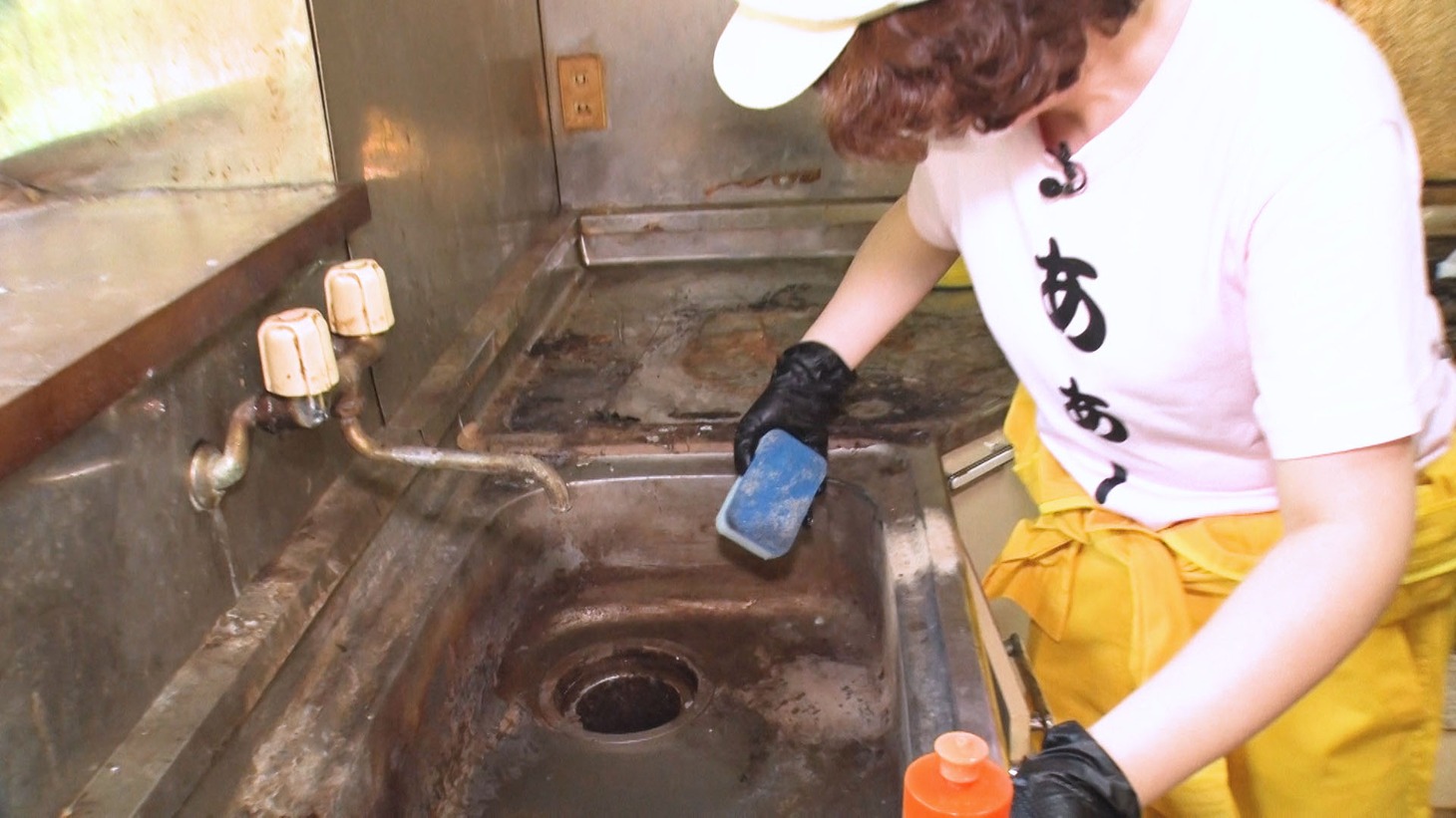 一軒家を掃除するあぁ～しらき。