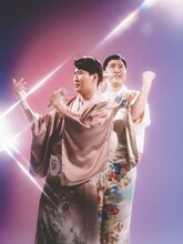 演歌歌手に扮したきつね。