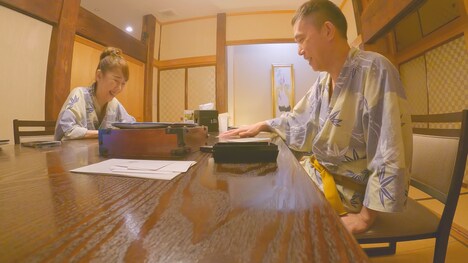 宿の部屋でカードゲームをする太田光代（左）と爆笑問題・太田（右）。(c)NHK