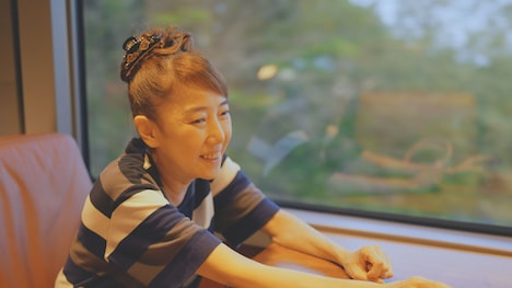 熱海旅行へ向かう列車にて、太田光代。(c)NHK