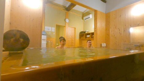 湯船に浸かる太田光代（左）と爆笑問題・太田（右）。(c)NHK