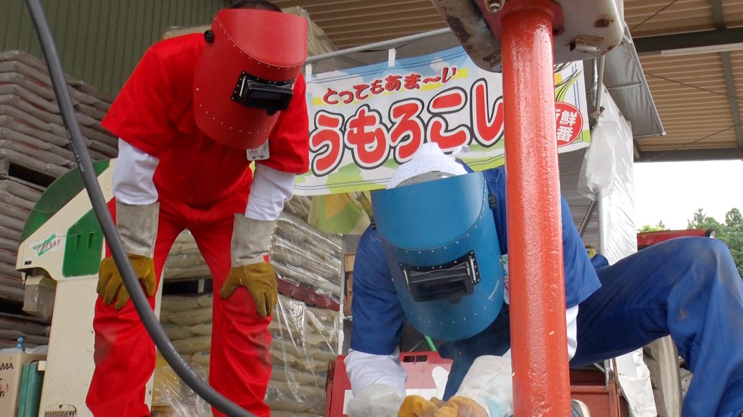 溶接するチョコレートプラネット長田（右）。(c)テレビ東京