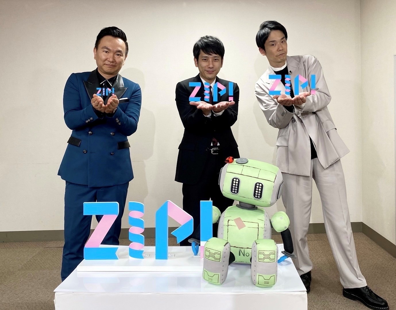 二宮和也（中央）とかまいたち。(c)日本テレビ