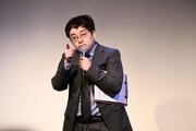 小粋な冗談を言うような雰囲気で下ネタを言い放つタッカーノ。