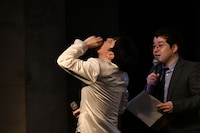 「白い粉」と呼ぶ太田胃散を飲む溜口。