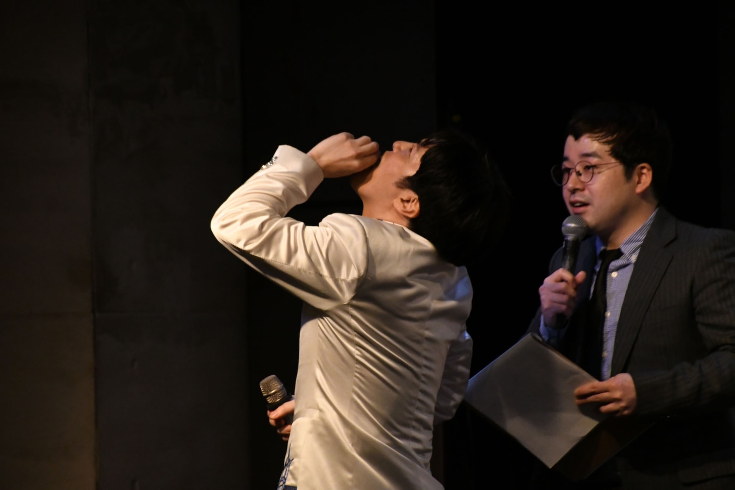 「白い粉」と呼ぶ太田胃散を飲む溜口。