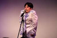 歌わない溜口。