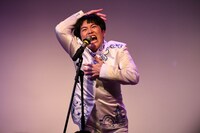 歌うラブレターズ溜口。