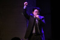 溜口が一旦はけたステージで「そうだ！We're ALIVE」を歌い出すタッカーノ。