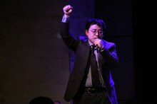 溜口が一旦はけたステージで「そうだ！We're ALIVE」を歌い出すタッカーノ。