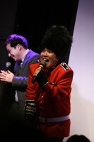 一目惚れして手に入れたという新衣装を身につけ歌う溜口。