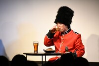 飲み物でパスタを流し込む溜口。