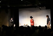 妙なイベントをやっているという通報を受けて、私服警察（右 / 肉体戦士ギガ）が登場。