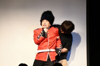 私服警察に連行される溜口。