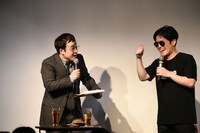 溜口が戻ってくるまで場をつないでほしいと頼まれ、快諾するトム・クルーズ（溜口）。