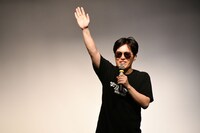 英語で「トム・クルーズ見たことあるよーって方？」と客席に投げかけるトム・クルーズ（溜口）。