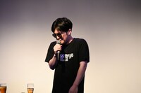 合いの手は大声なのに歌は小声のトム・クルーズ（溜口）。