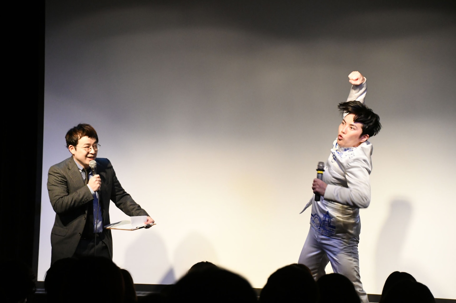 ザ・ギース尾関をこうしてやったと話す溜口（右）。
