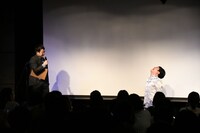 ザ・ギースのサプライズを嫌がらせだと誤解していたことがわかり、膝から崩れ落ちる溜口（右）。