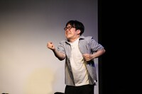コント「天野くん」を演じる溜口。