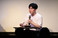 マンゴーシャーベットを味わう溜口。