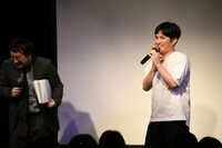 低すぎる音程で新曲を歌い始めてしまい喉がギューっとなる溜口（右）。