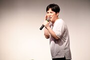 大竹涼太マネージャーが手がけた新曲「円山町に寄っといで」を情感たっぷりに歌う溜口。