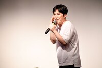大竹涼太マネージャーが手がけた新曲「円山町に寄っといで」を情感たっぷりに歌う溜口。