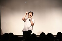 新曲を歌う溜口。