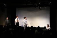 「関口宏の東京フレンドパークII」のウォールクラッシュでフランキー為谷が登場するときのように玉の名前を呼ぶ溜口（左から3人目）。