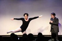 玉に代わってダンス審査に臨む溜口（左）。